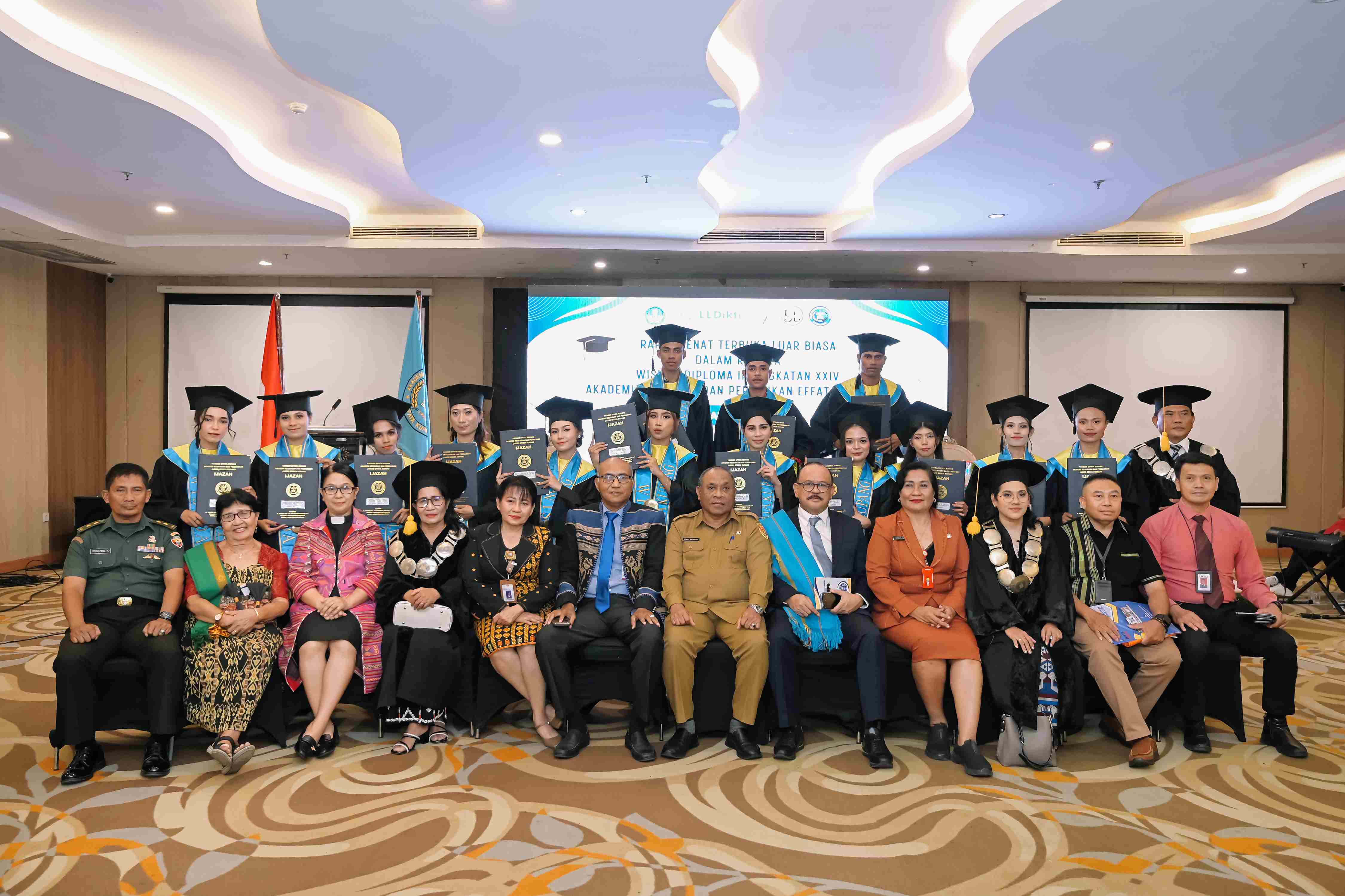 AKUB Effata Kupang Gelar Wisuda Angkatan XXIV: Lulusan Siap Hadapi Dunia Kerja Digital dan Berdaya Saing Global
