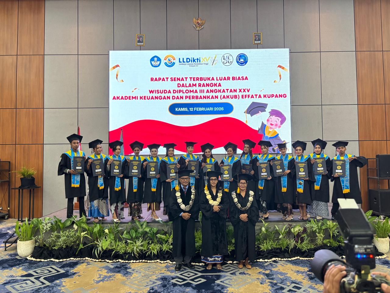 Air Mata Bangga di Balik Toga: AKUB Effata Kupang Lepas Lulusan Menuju Gerbang Masa Depan